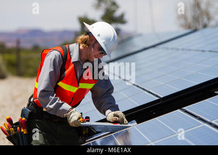 Bei der Arbeit an der Solaranlage. Stockfoto