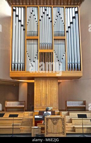 New York, New York, USA: Organist probt bei St. Peter Kirche in Midtown Manhattan. Stockfoto