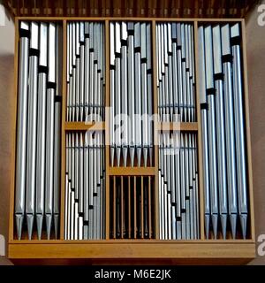 New York, New York, USA: Die Rohre an der Orgel St. Peter Kirche in Midtown Manhattan bilden einen interessanten geometrischen Muster. Stockfoto