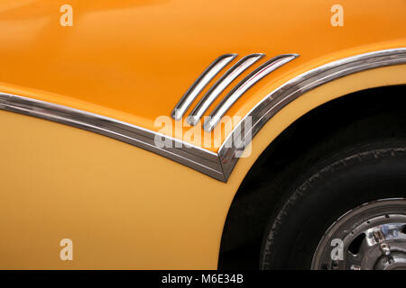 In der Nähe eines Teils eines gelben 1950er Classic Car, in Havanna, Kuba. Stockfoto