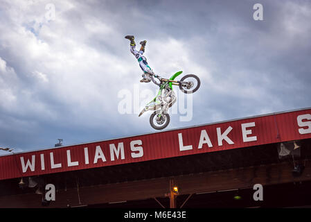 Eine globale FMX professionelle Freestyle Motocross Team Mitglied schwebt über das Stadion und Publikum während einer Performance am 90. Williams Lake Stampede Stockfoto