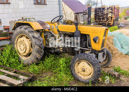 Einen alten Traktor für Arbeiten auf einem landwirtschaftlichen Betrieb ausgelegt. Eine offene Kabine. In den späten Herbst. Podlasien, Polen. Stockfoto