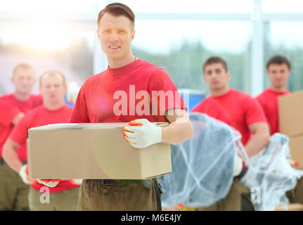 Meister und Arbeiter mit Boxen von Baustoffen Stockfoto