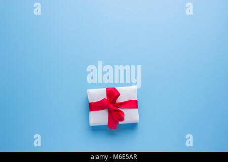 Weißbuch Geschenkbox mit Thin red ribbon Stockfoto