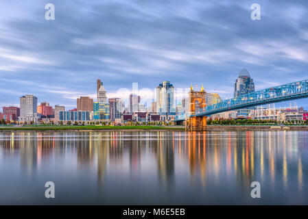 Cincinnati, Ohio, USA Skyline auf dem Fluss in der Dämmerung. Stockfoto