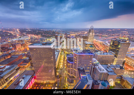 Cincinnati, Ohio, USA Skyline von oben in der Abenddämmerung. Stockfoto