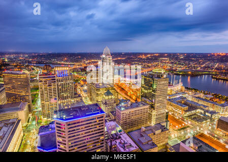 Cincinnati, Ohio, USA Skyline von oben in der Abenddämmerung. Stockfoto