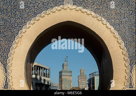 Bab Bou Jeloud Tor, im Hintergrund am rechten Minarett von Sidi Lazaze, links Minarett der Medersa Bou Inania, Medina, Fes, Marokko Stockfoto