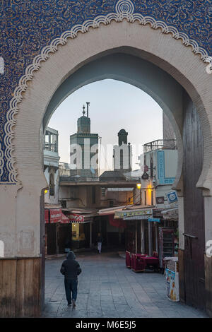 Bab Bou Jeloud Tor, im Hintergrund am rechten Minarett von Sidi Lazaze, links Minarett der Medersa Bou Inania, Medina, Fes, Marokko Stockfoto