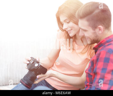 Glückliches junges paar Prüfungen Fotos auf Fotos die Kamera Stockfoto