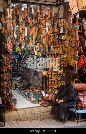 Sandalen shop, talaa Kebira Straße, Medina, Fès. Marokko Stockfoto