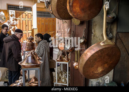 Kunden und Verkäufer feilschen, souk aus Messing, Ort Seffarine, Medina. Marokko Fes. Stockfoto