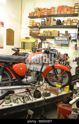 Motorrad Reparatur workship Transport Museum in Ipswich, Suffolk, England, Großbritannien Stockfoto