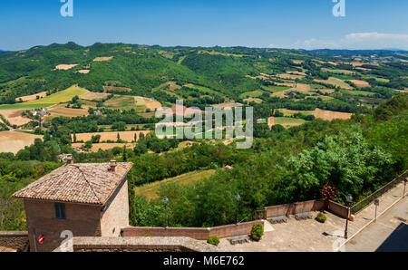 Blick auf die herrliche Italienische Landschaft von der mittelalterlichen Stadt Bevagna in Umbrien Stockfoto