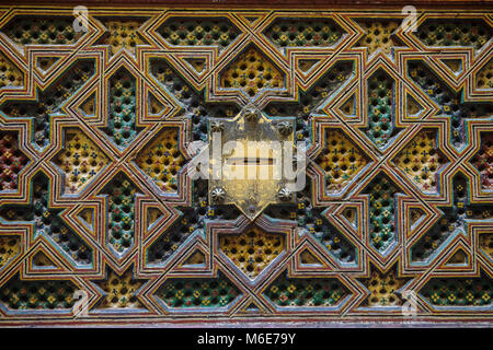 Mailbox, auf der Fassade der Zaouia (Grab) von Moulay Idriss II, Medina, Fès. Marokko Stockfoto