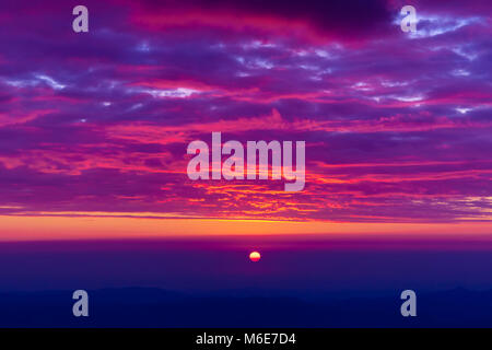 Schönen Sonnenuntergang Landschaft aus Bergen von Rumänien, ceahlau gesehen Stockfoto