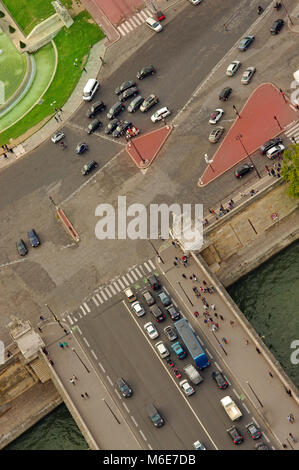 Diagonaler Sicht der Schnittpunkt mit Autos in Paris, Frankreich. Blick vom Eiffelturm Stockfoto