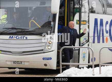 Morton Manager Jim Duffy kommt an der William Hill Scottish Cup, Viertel Finale von Celtic Park, Glasgow. Stockfoto