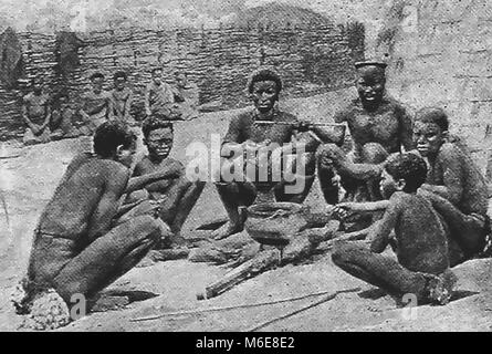 "Kaffirs von HONA - Mitglieder einer Bantu Stamm bei Frühstück, ca. 1930er Jahre Stockfoto