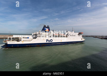 Stadt von Calais, Frankreich. Aussicht auf den malerischen Hafen von Calais mit der P&O Fähre, SS Stolz von Burgund, Segel aus dem Hafen. Stockfoto