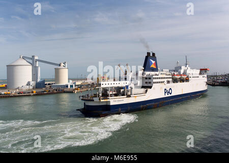 Stadt von Calais, Frankreich. Aussicht auf den malerischen Hafen von Calais mit der P&O Fähre, SS Stolz von Burgund, Segel aus dem Hafen. Stockfoto