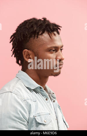 Schöne afro-amerikanischer Mann, überrascht und verwirrt auf rosa isoliert Stockfoto