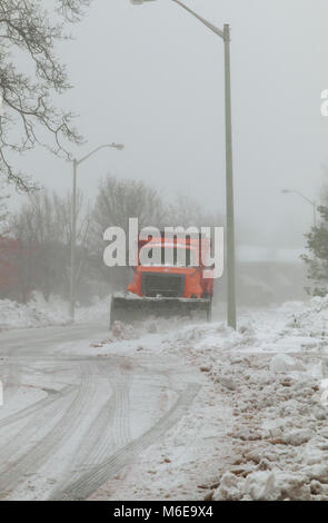 Schneepflug Schnee entfernen aus City Road snow Blizzard clearing Straßen von Schnee Stockfoto