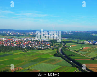 Luftaufnahme von einer Stadt in der Region Stuttgart mit der Deutschen Autobahn A 8 führt nach Stuttgart Stockfoto