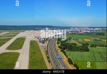 Stuttgart, Deutschland - 11. Juni 2017: Luftbild von Stuttgart und dem Flughafen Landebahn und einer deutschen Autobahn Stockfoto