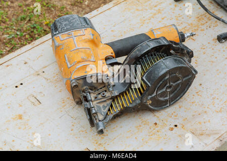 Zimmerei tools - nageln Gewehr und Sander auf einer Werkbank Stockfoto