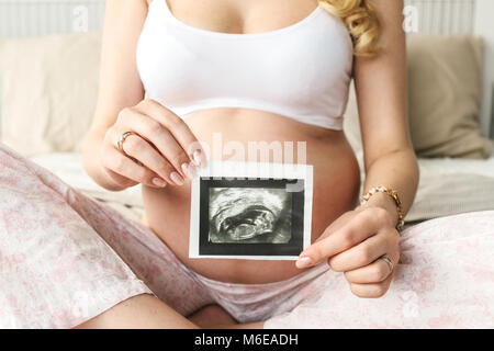 Schöne Erwachsene schwangere Frau. Warten auf das Baby. Schwangerschaft. Pflege, Zärtlichkeit, Mutterschaft, Geburt. Stockfoto