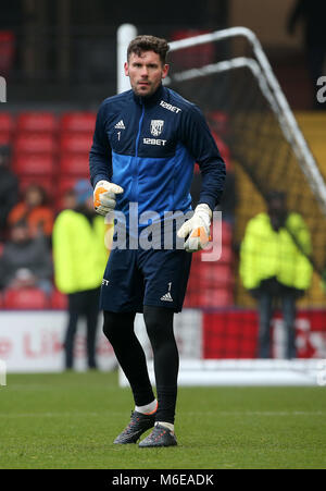 West Bromwich Albion Torwart Ben Foster erwärmt sich während der Premier League Match an der Vicarage Road, Watford. Stockfoto