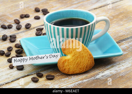 Happy Mother's Day Card mit Tasse Kaffee und herzförmige Cookie Stockfoto