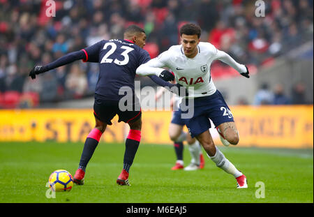 Die Huddersfield Town Collin Quaner (links) und Tottenham Hotspur der Dele Alli Kampf um den Ball während der Premier League Match im Wembley Stadion, London. Stockfoto