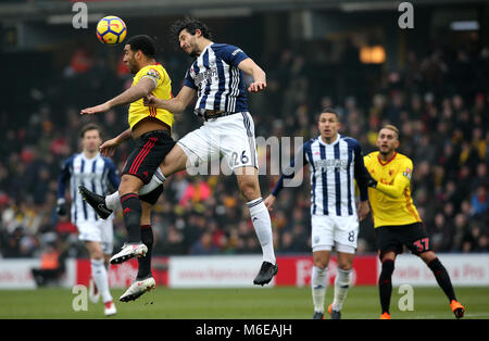 West Bromwich Albion Ahmed Hegazy (rechts) gewinnt ein Schneidwerk gegen Watford Troy Deeney während der Premier League Match an der Vicarage Road, Watford. Stockfoto