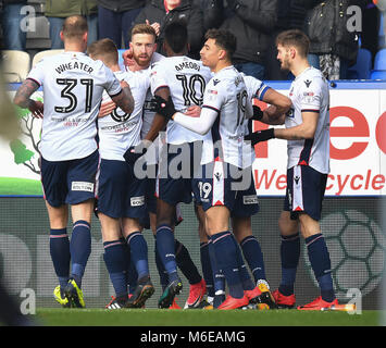 Bolton Wanderers" Marke Beevers gratuliert nach dem Scoring erste Ziel seiner Seite des Spiels während der Sky Bet Championship Match am Längestrich Stadium, Bolton. Stockfoto