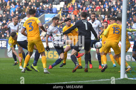 Bolton Wanderers" Marke Beevers (Mitte) Kerben erste Ziel seiner Seite des Spiels während der Sky Bet Championship Match am Längestrich Stadium, Bolton. Stockfoto