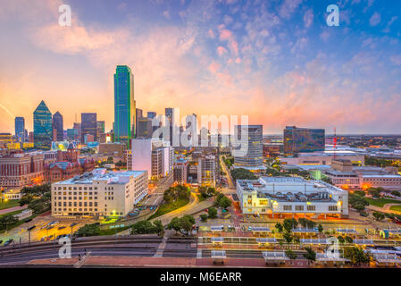 Dallas, Texas, USA Downtown Skyline der Stadt in der Dämmerung. Stockfoto