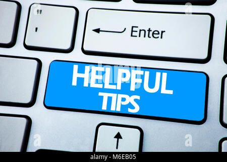 Handschrift Ansagetext, hilfreiche Tipps. Business Konzept für Hilfe im FAQ oder Beratung, auf die rote Taste, um die Tastatur Hintergrund geschrieben. Stockfoto