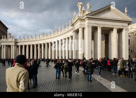 Rom, Italien. Dezember 26, 2017. Petersplatz. Touristen standen an einem bewölkten Tag Schlange, um die Basilika zu erreichen. Leben vor Covid-19 ohne soziale Stockfoto