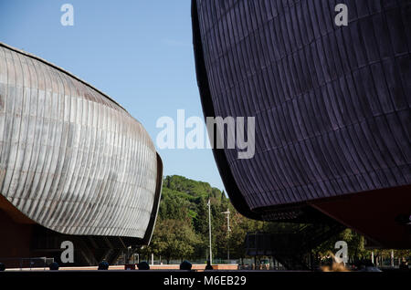 Rom, Italien. November 2017. Auditorium Parco della Musica, entworfen vom Architekten Renzo Piano. Ansicht der Außenverkleidungen Stockfoto