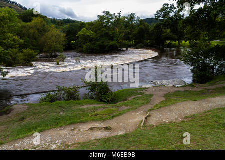 Blick auf die Horseshoe Falls, ein Wehr am Fluss Dee, Llangollen, North Wales. Stockfoto