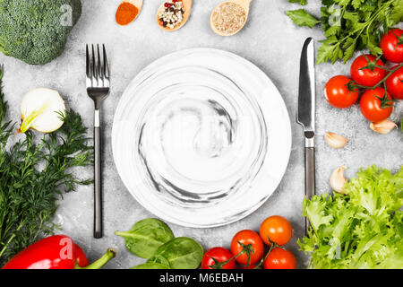 Konzept Ernährung und pflanzliche Nahrung. Mit marmor Muster Platten. Verschiedene Gemüse und Gewürze (Broccoli, Paprika, Tomaten, Knoblauch, Salat, Par Stockfoto