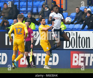 Bolton Wanderers' Sammy Ameobi (rechts) Kämpfe mit Preston North End von Greg Cunningham während der Sky Bet Championship Match am Längestrich Stadium, Bolton. Stockfoto