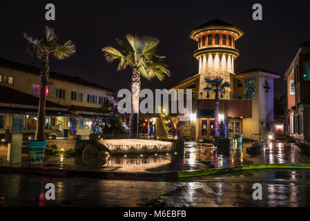 Ventura Harbor Village in Kalifornien, USA Nass- und reflektierenden morgen Scheinwerfer von Einkaufsmöglichkeiten in der Morgendämmerung Stunden von März, 2018. Stockfoto