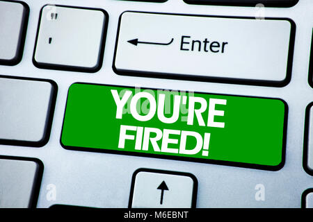 Handschrift Ansagetext angezeigt Sie gefeuert werden. Business Konzept für Arbeitslose oder Entlastung auf blaue Taste der Tastatur Hintergrund geschrieben. Stockfoto