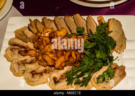 Huhn roule mit getrockneten Aprikosen und gebratenem Fleisch. Stockfoto