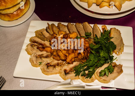 Huhn roule mit getrockneten Aprikosen und gebratenem Fleisch. Stockfoto