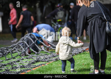 Crawling Hindernisse in Aktion Hindernislauf 2017 laufen in der Stadt Norrköping, Schweden im September 2017 laufen Stockfoto