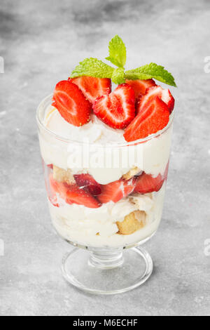 Dessert Tiramisu mit Erdbeeren auf grauem Hintergrund Stockfoto